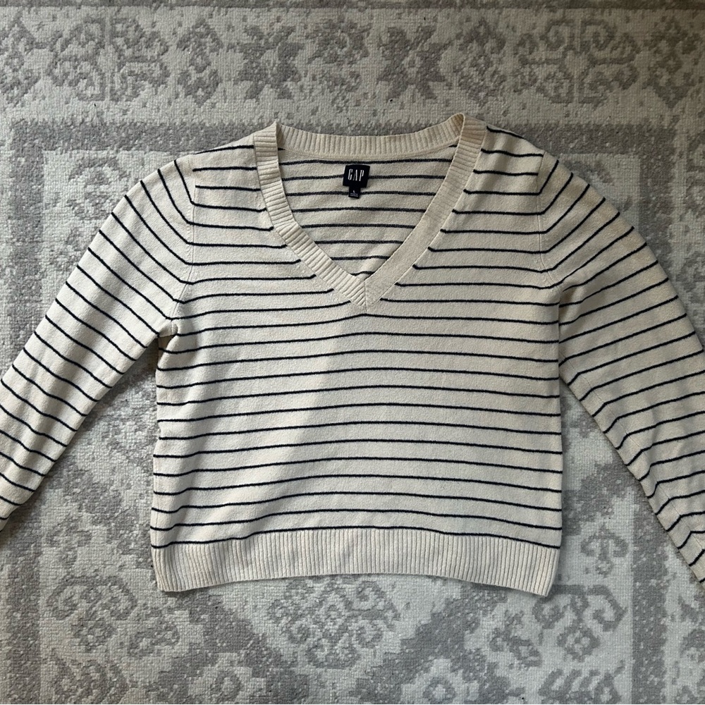 GAP Women's Striped V-Neck Sweater in Cream and Navy